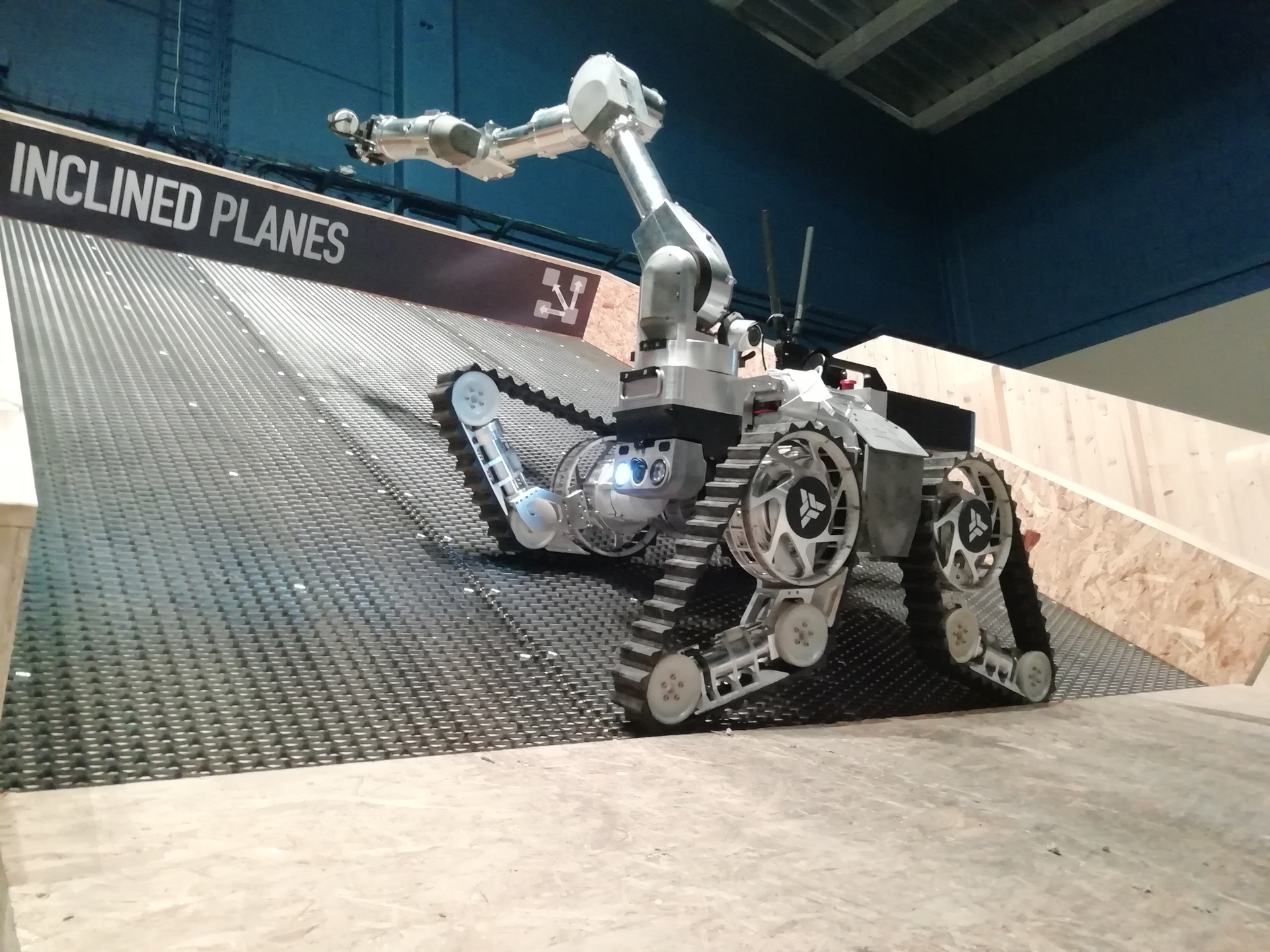 aunav NEO platform stabilization on lateral slope