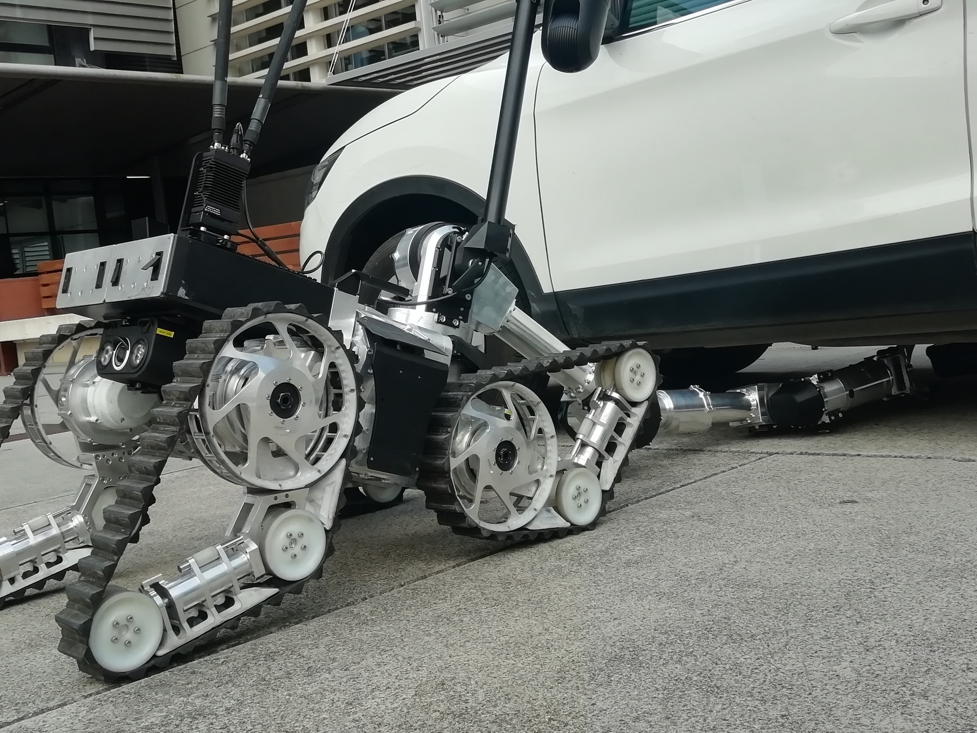 aunav NEO under vehicle inspection